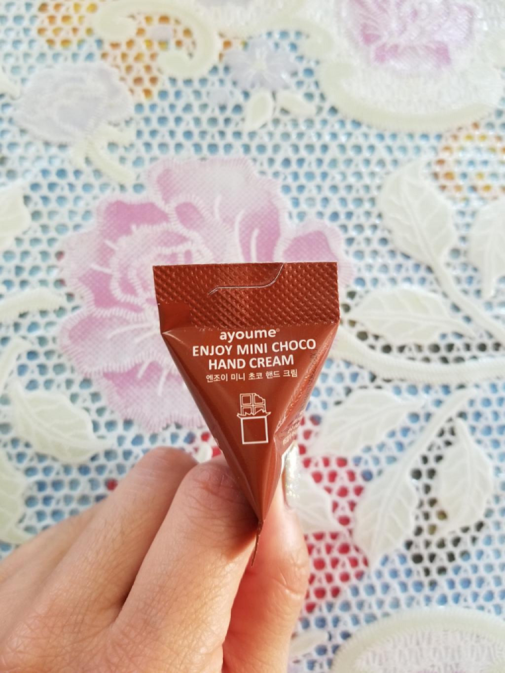 Ayoume Enjoy Mini Choco Hand Cream с маслом какао (питание, увлажнение, регенерация)