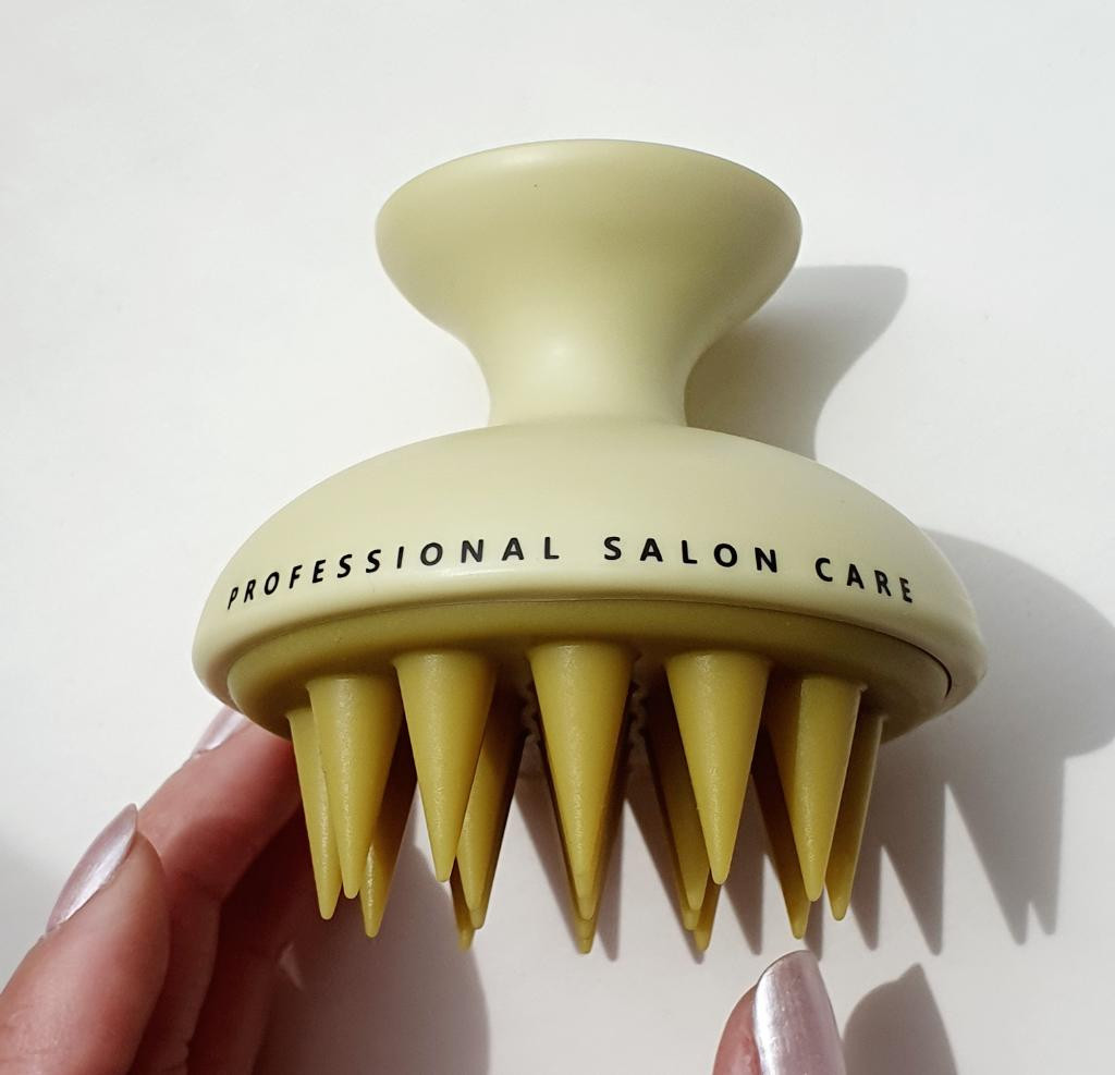LADOR Dermatical Shampoo Brush Силиконовая щетка для вспенивания шампуня и массажа головы