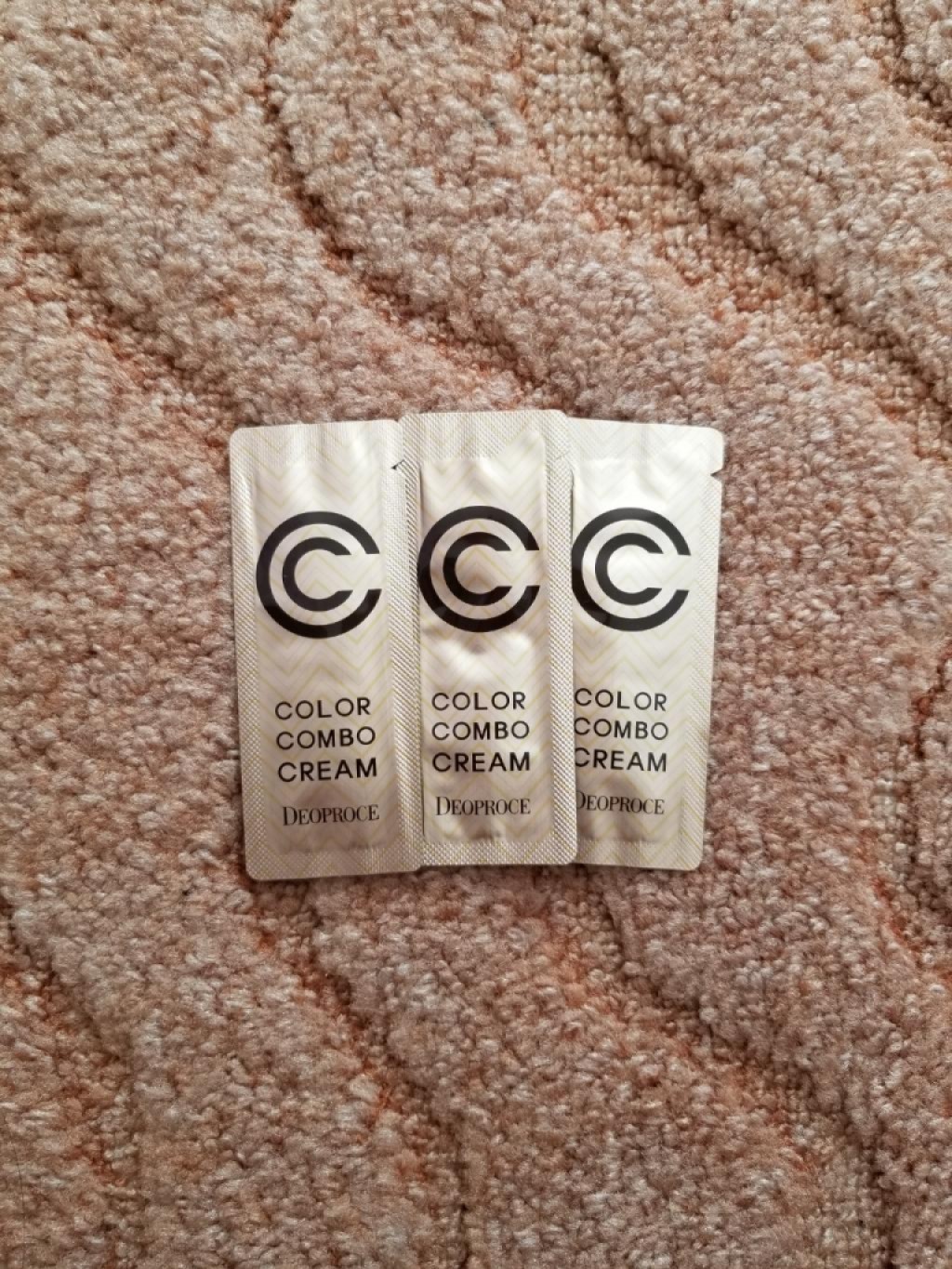 СС крем Deoproce Color Combo Cream  СС крем для лица с технологий капсульного изменения цвета