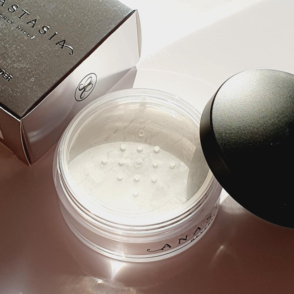 Anastasia Beverly Hills Loose Setting Powder Translucent Мелкодисперсная рассыпчатая и матирующая пудра для лица.