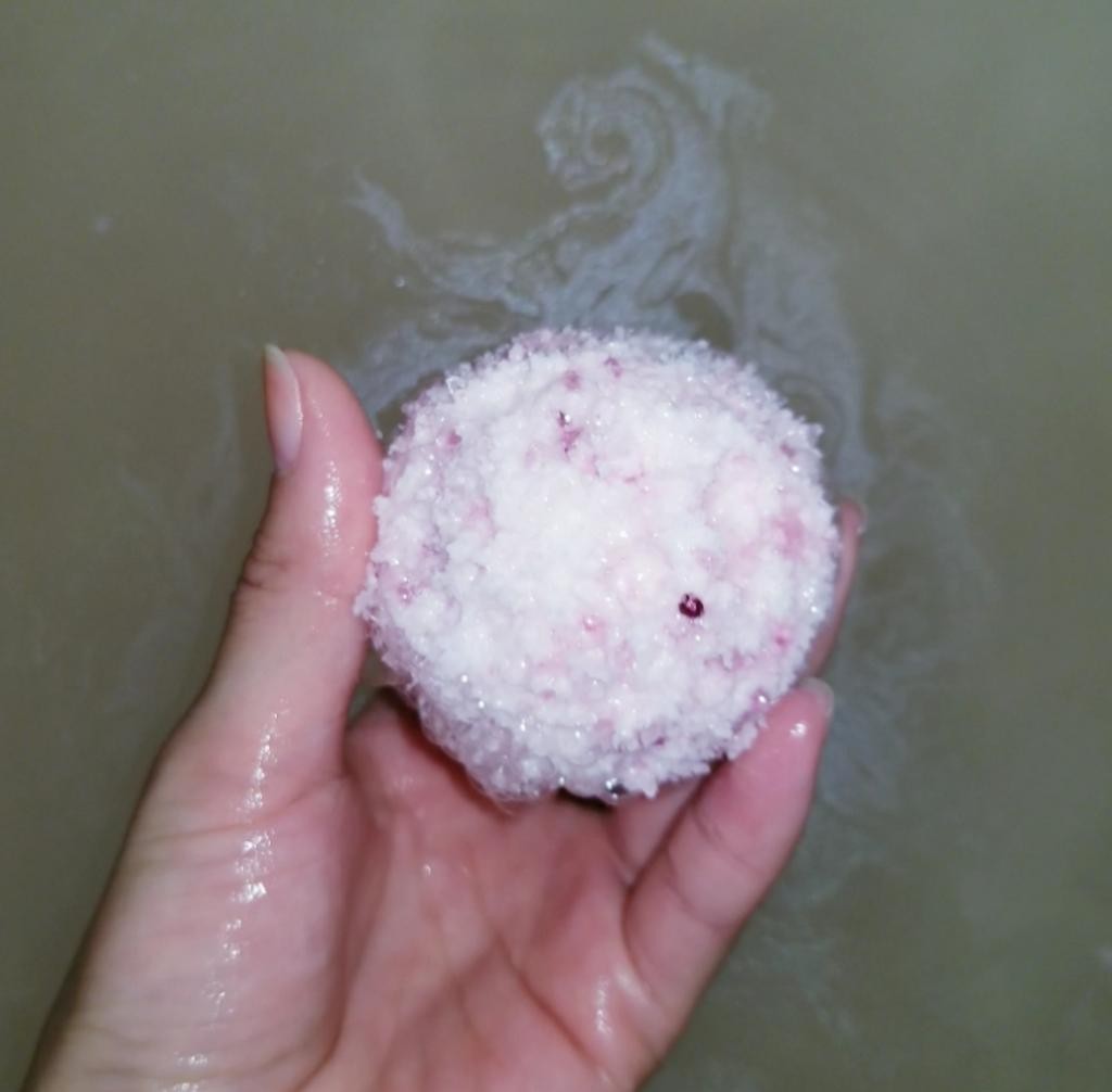 J:on spa yammi cherry Бомбочка для ванны с ароматом вишни.