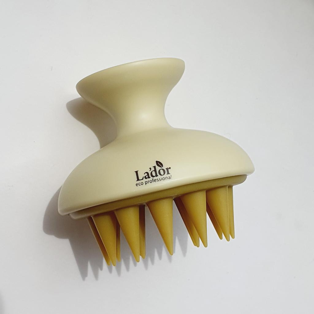 LADOR Dermatical Shampoo Brush Силиконовая щетка для вспенивания шампуня и массажа головы
