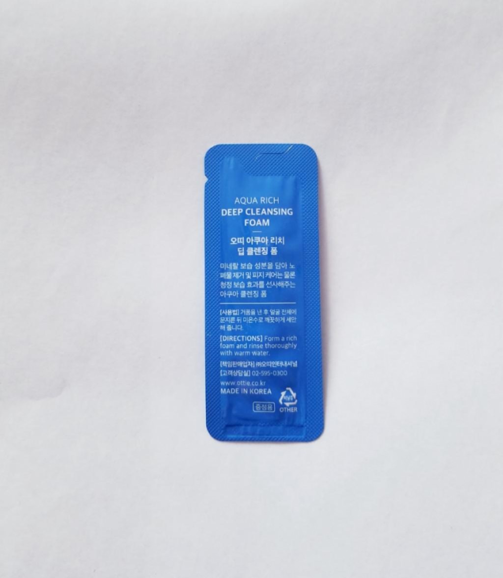 OTTIE Aqua Rich Whitening Foam Cleanser Увлажняющая и отбеливающая пенка.