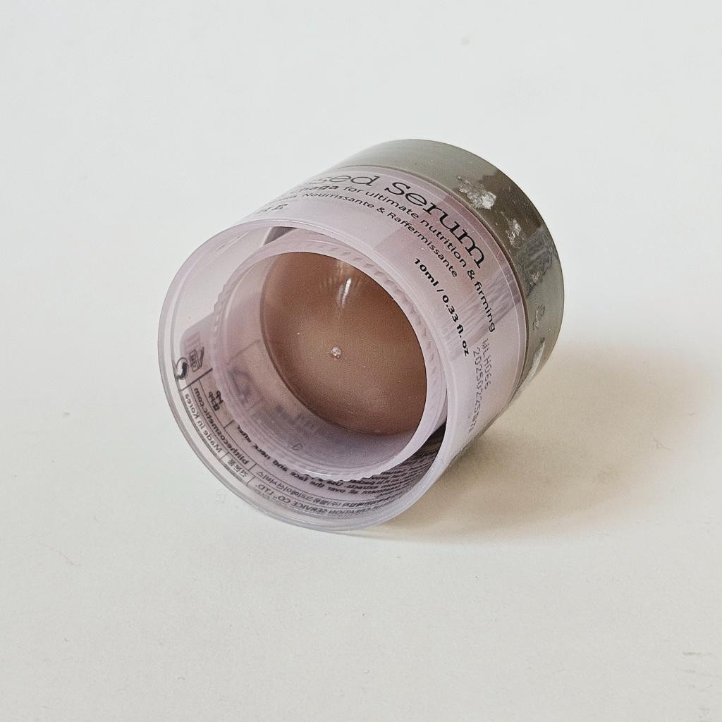 Blithe Pressed Serum Tundra Chaga Спрессованый крем-серум с экстрактом гриба чага для упругости кожи.