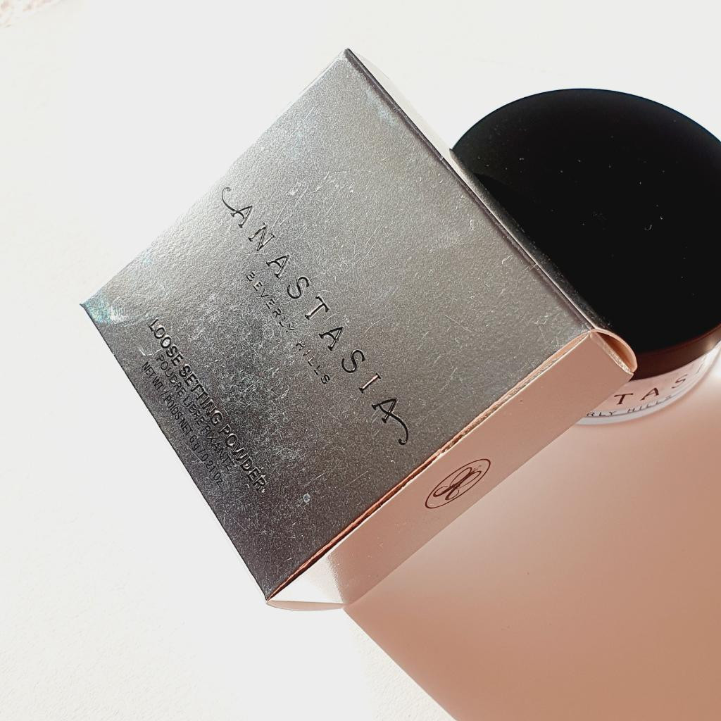 Anastasia Beverly Hills Loose Setting Powder Translucent Мелкодисперсная рассыпчатая и матирующая пудра для лица.
