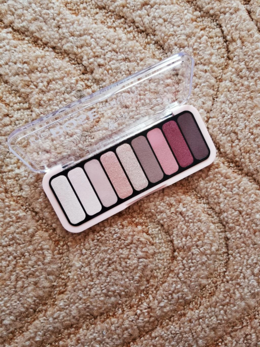 Essence The Rose Edition Палетка теней