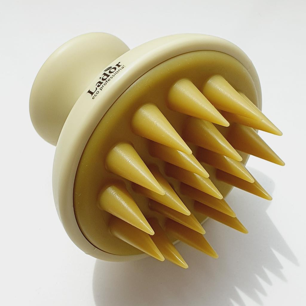 LADOR Dermatical Shampoo Brush Силиконовая щетка для вспенивания шампуня и массажа головы