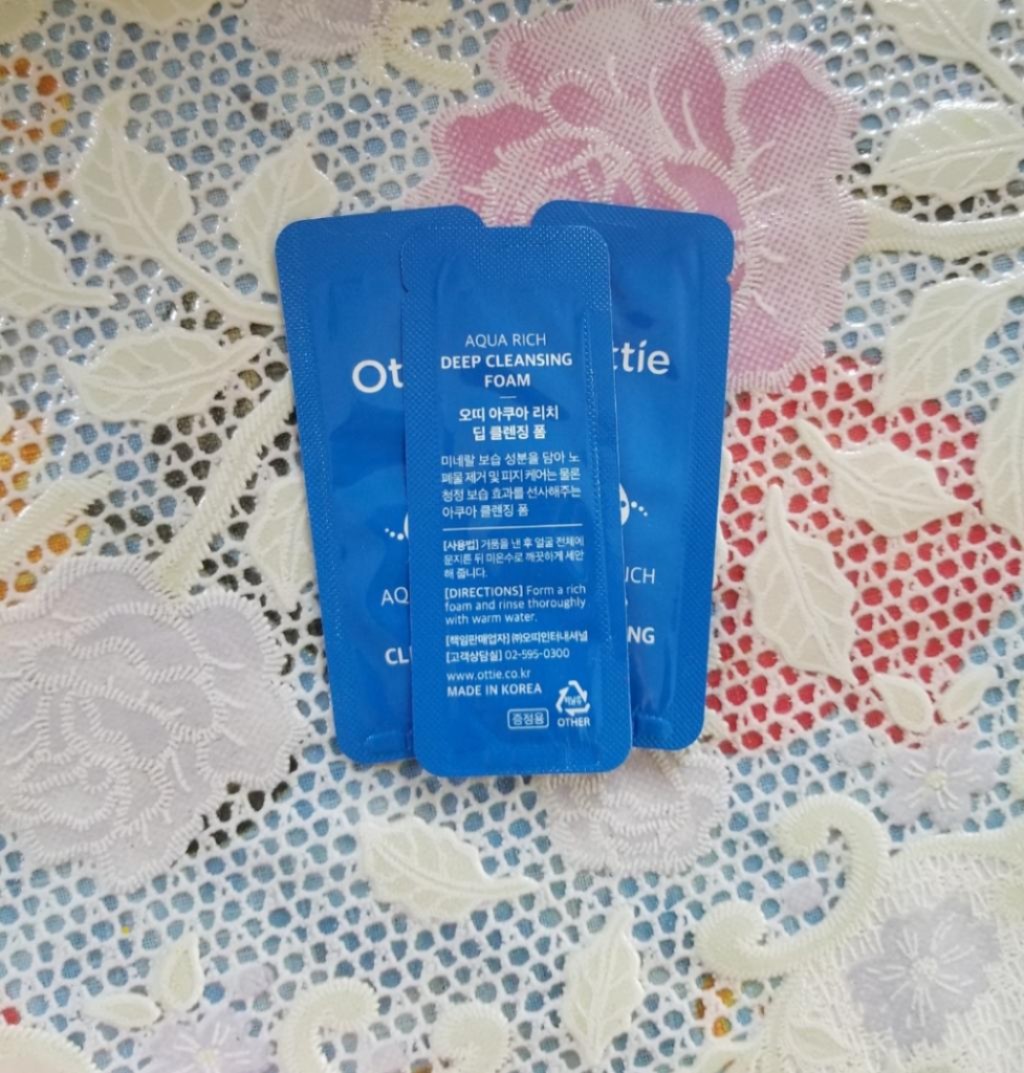OTTIE Aqua Rich Whitening Foam Cleanser Увлажняющая и отбеливающая пенка.