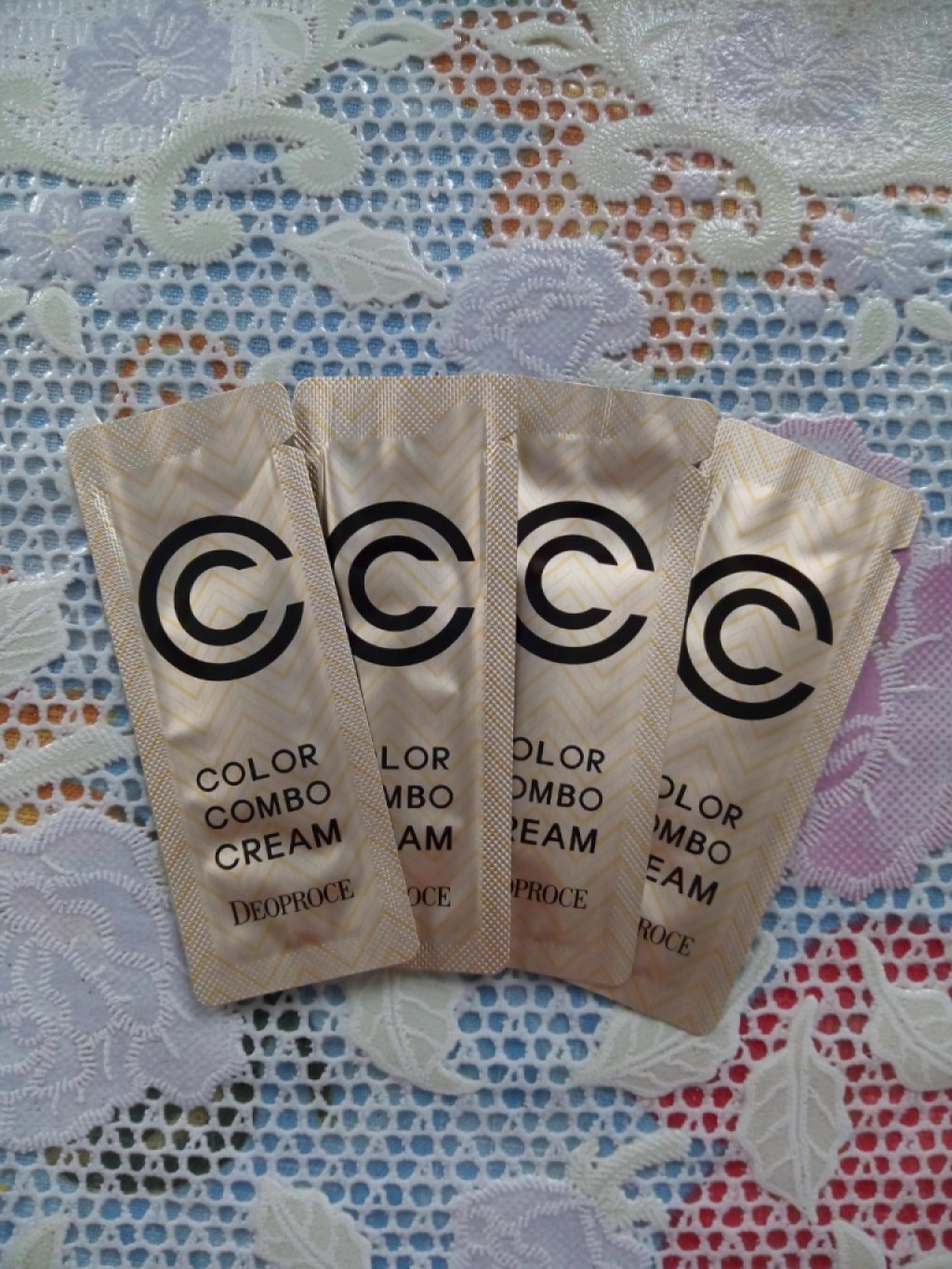 СС крем Deoproce Color Combo Cream  СС крем для лица с технологий капсульного изменения цвета