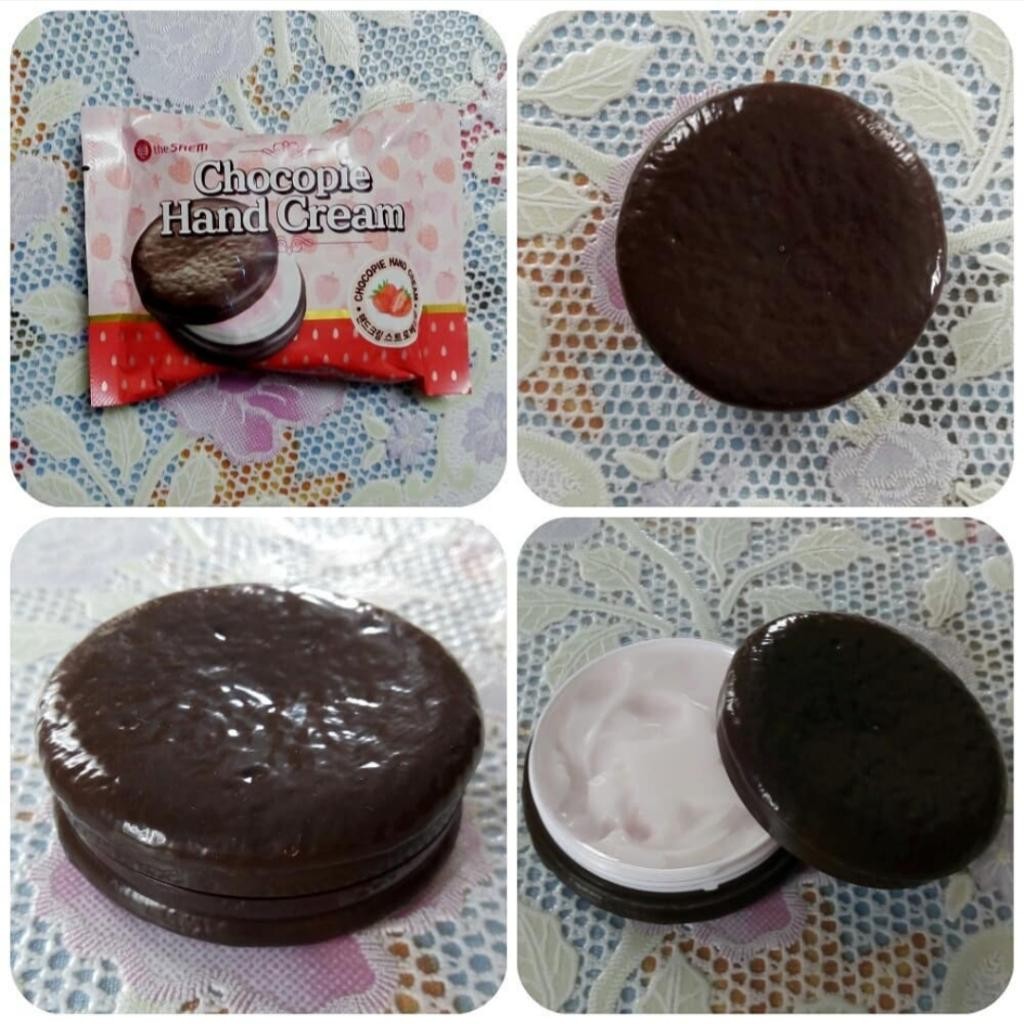 The Saem Chocopie Hand Cream Strawberry Крем для рук в виде печенья chocopie с экстрактом клубники, маслом ши, семян макадамии и фруктовыми кислотами.