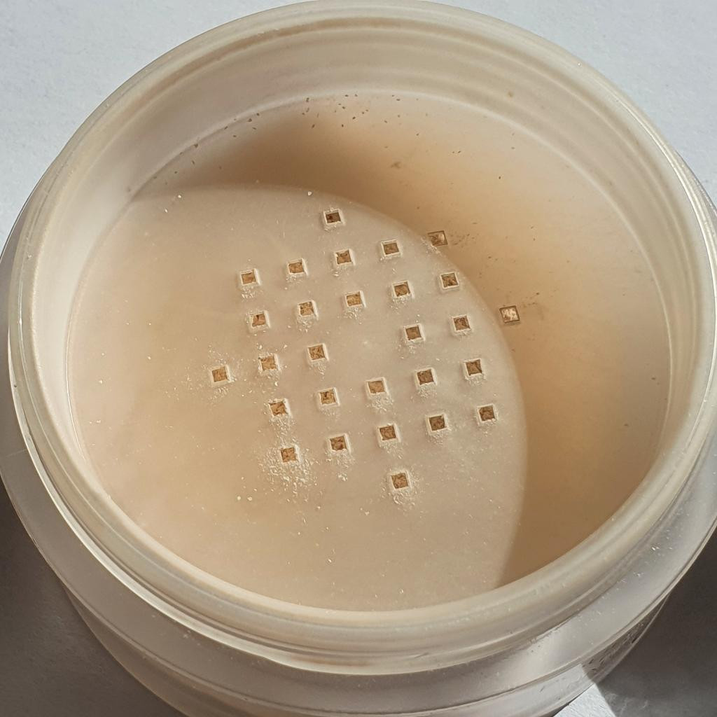 Chanel Poudre Universelle Libre Natural Finish Loose Setting Powder  Пудра в снятом с производства оттенке "20 Clair"