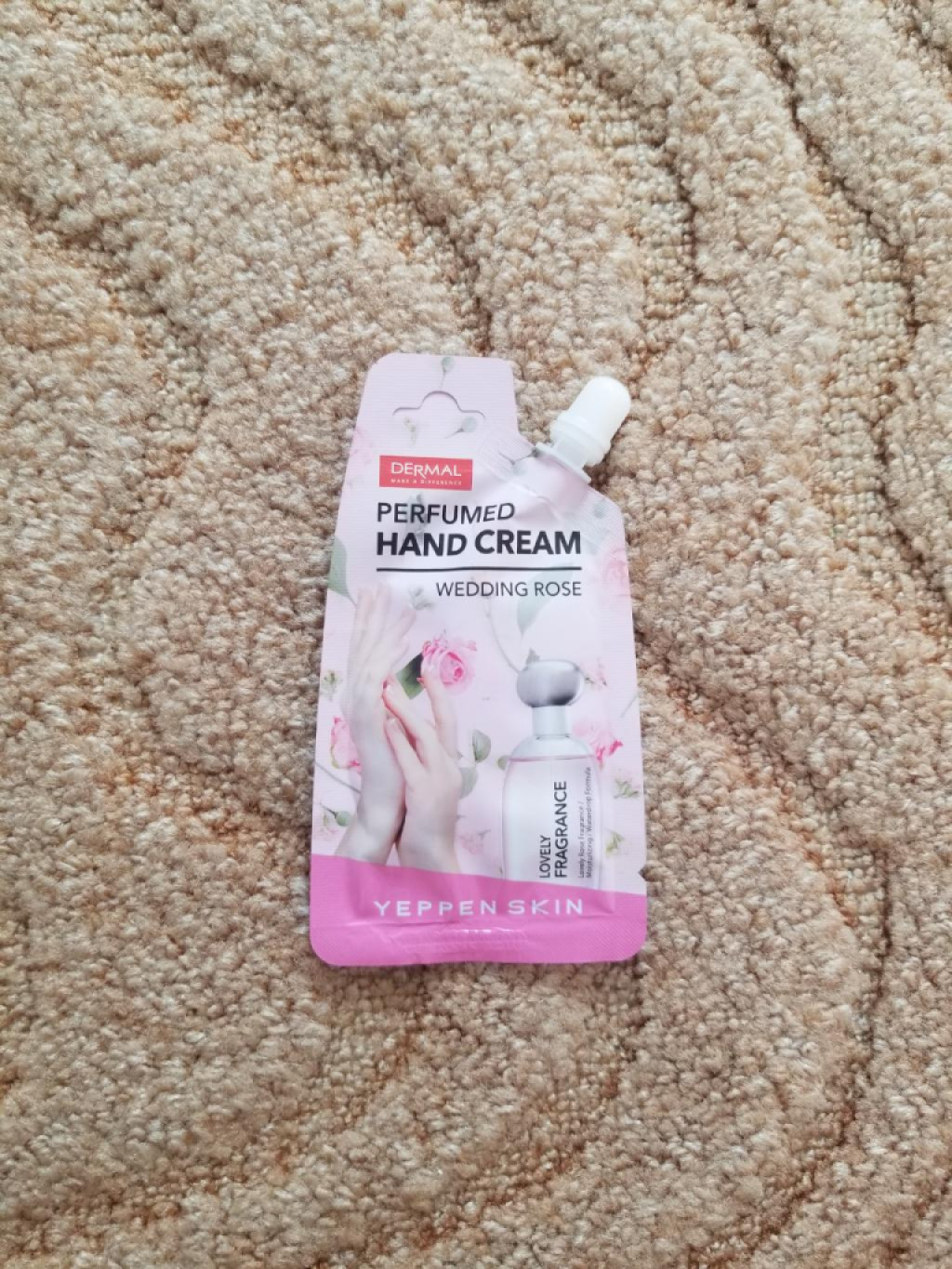 Dermal Yeppen Skin Perfumed Handcream Wedding Rose Парфюмированный увлажняющий крем для рук с ароматом свадебных роз.
