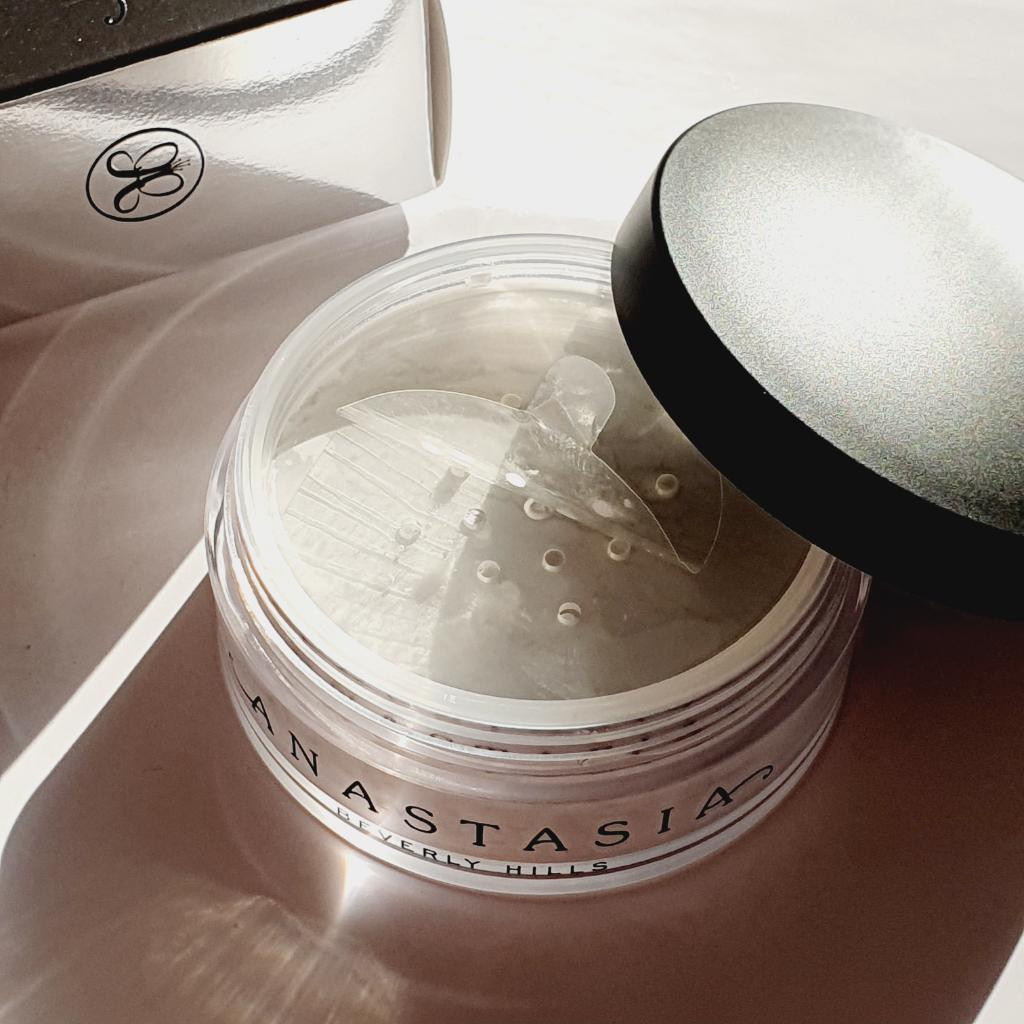 Anastasia Beverly Hills Loose Setting Powder Translucent Мелкодисперсная рассыпчатая и матирующая пудра для лица.