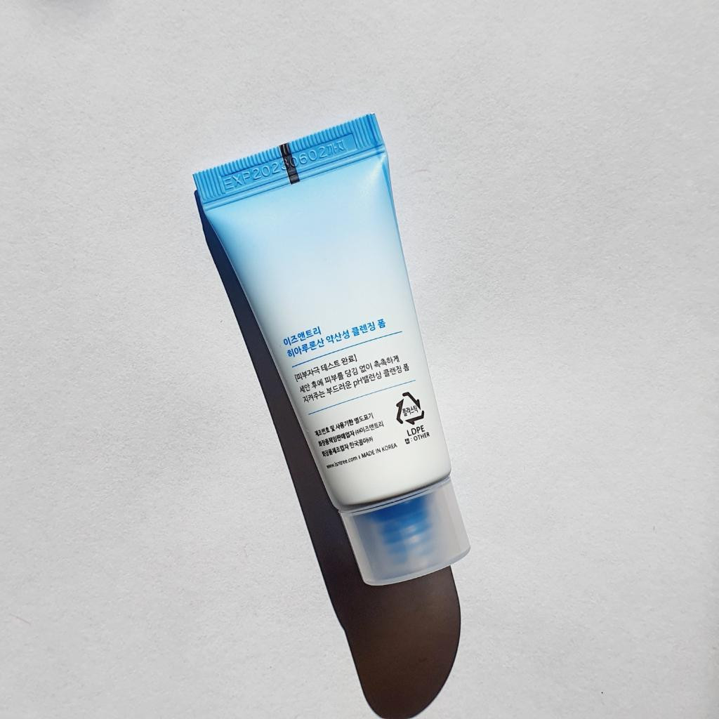 Isntree Hyaluronic Acid Low-pH Cleansing Foam Мягкая пенка для умывания с гиалуроновой кислотой.