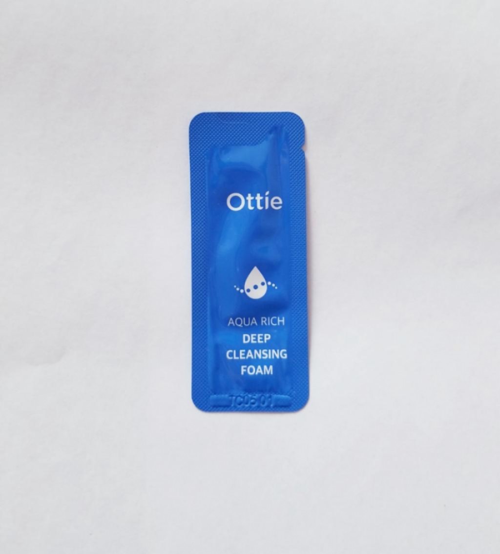 OTTIE Aqua Rich Whitening Foam Cleanser Увлажняющая и отбеливающая пенка.