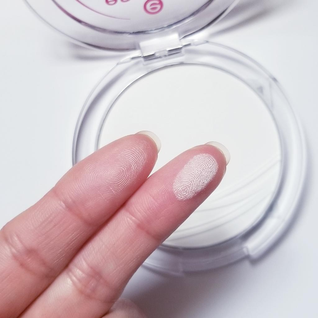 Essence All About Matt fixing compact powder Прозрачная матирующая пудра для закрепления макияжа.