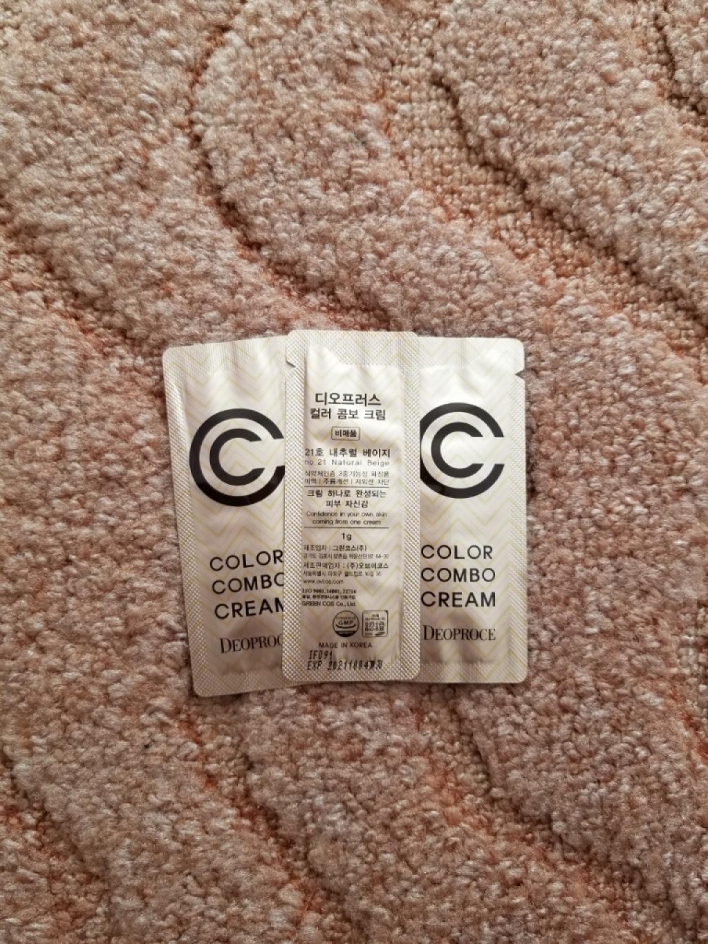 СС крем Deoproce Color Combo Cream  СС крем для лица с технологий капсульного изменения цвета