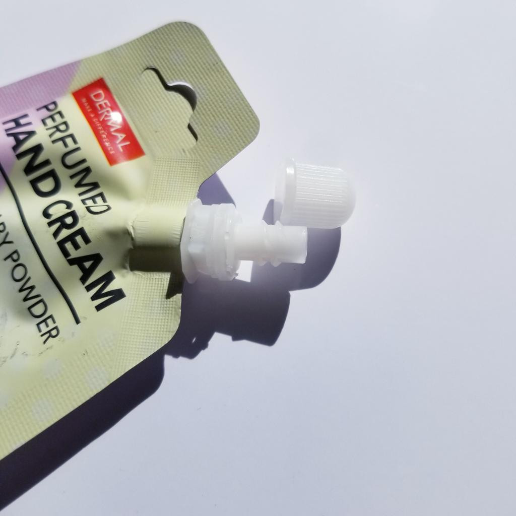 Dermal Perfumed Handcream Baby Powder Парфюмированный защищающий и увлажняющий крем для рук с ароматом детской присыпки.
