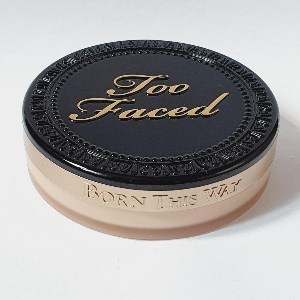 Too Faced Born This Way Multi use complexion powder  Компактная пудра для лица в оттенке Porcelain.