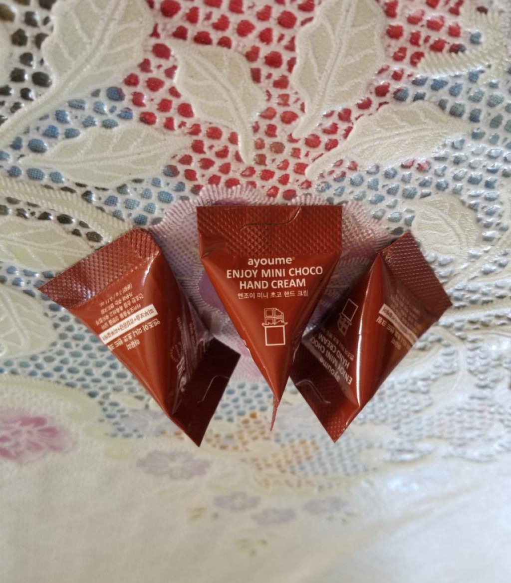 Ayoume Enjoy Mini Choco Hand Cream с маслом какао (питание, увлажнение, регенерация)