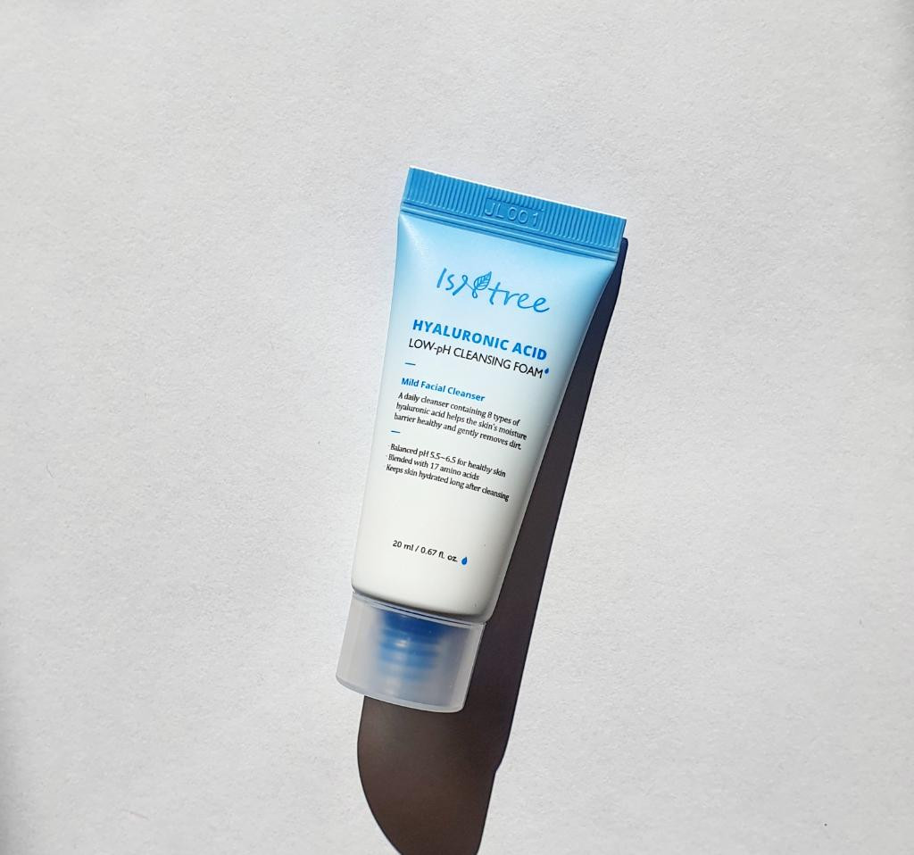 Isntree Hyaluronic Acid Low-pH Cleansing Foam Мягкая пенка для умывания с гиалуроновой кислотой.